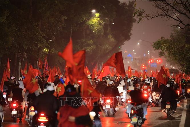 Dòng người hoà trong niềm vui chiến thắng phủ kín nhiều tuyến phố Hà Nội. Ảnh: Hoàng Hiếu - TTXVN