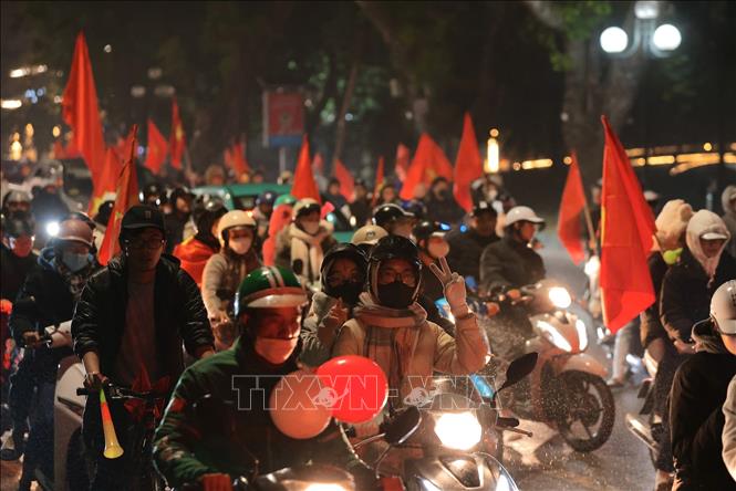 Dòng người hoà trong niềm vui chiến thắng phủ kín nhiều tuyến phố Hà Nội. Ảnh: Hoàng Hiếu - TTXVN