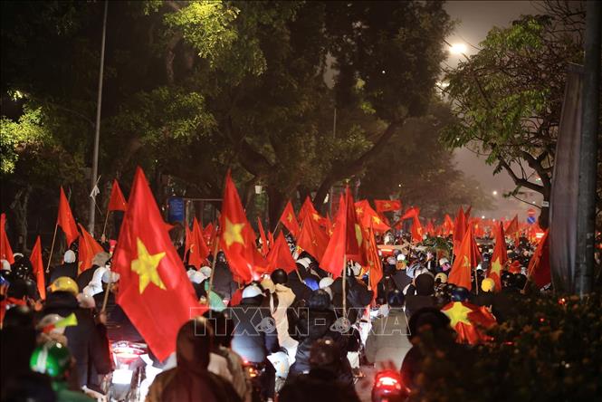 Dòng người hoà trong niềm vui chiến thắng phủ kín nhiều tuyến phố Hà Nội. Ảnh: Hoàng Hiếu - TTXVN