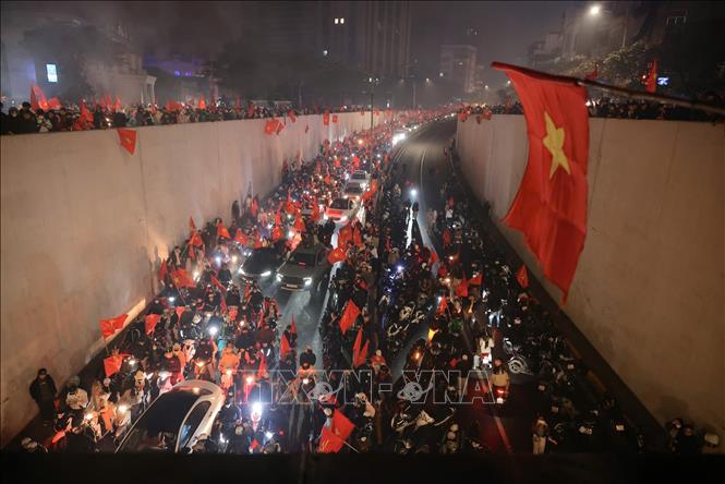 Khu vực hầm Kim Liên đông nghịt người ăn mừng chiến thắng của U23 Việt Nam. Ảnh: Hoàng Hiếu - TTXVN