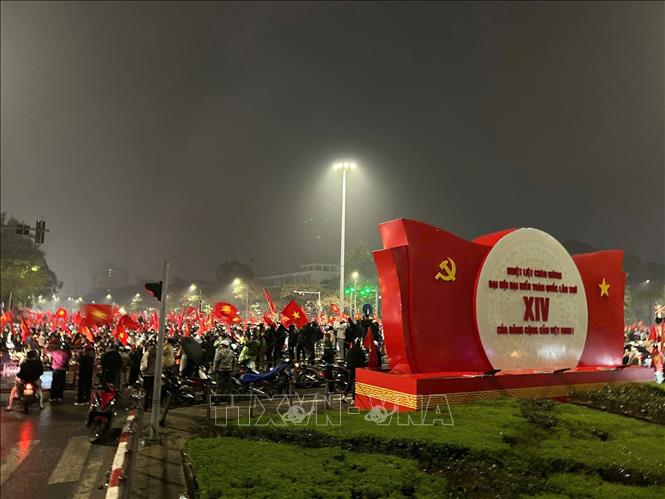 Hàng vạn người đổ ra diễu hành khắp các tuyến phố ăn mừng chiến thắng của U23 Việt Nam. Ảnh: Quốc Khánh - TTXVN