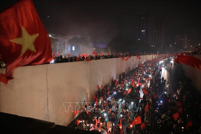 Khu vực hầm Kim Liên đông nghịt người ăn mừng chiến thắng của U23 Việt Nam. Ảnh: Hoàng Hiếu - TTXVN