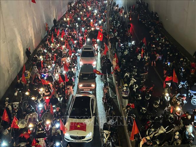 Khu vực hầm Kim Liên đông nghịt người ăn mừng chiến thắng của U23 Việt Nam. Ảnh: Quốc Khánh - TTXVN