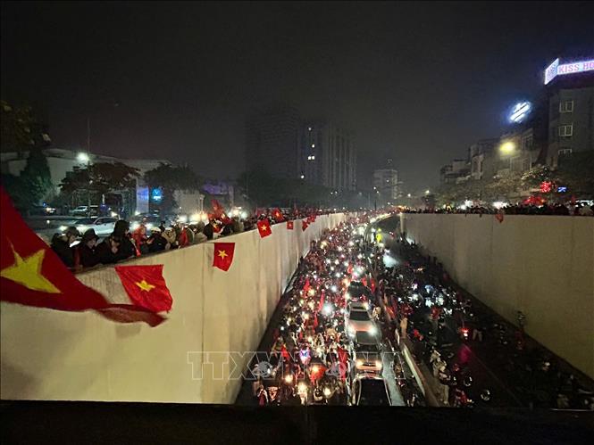 Khu vực hầm Kim Liên đông nghịt người ăn mừng chiến thắng của U23 Việt Nam. Ảnh: Quốc Khánh - TTXVN