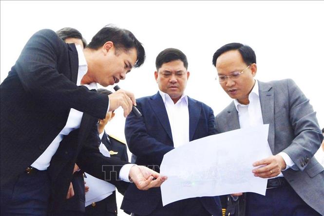 Bí thư Tỉnh ủy tỉnh Bắc Ninh Nguyễn Hồng Thái làm việc tại Cảng cạn Tân Cảng Quế Võ (thuộc Binh đoàn 20, Tổng Công ty Tân Cảng Sài Gòn, Bộ Quốc phòng). Ảnh: Danh Lam-TTXVN