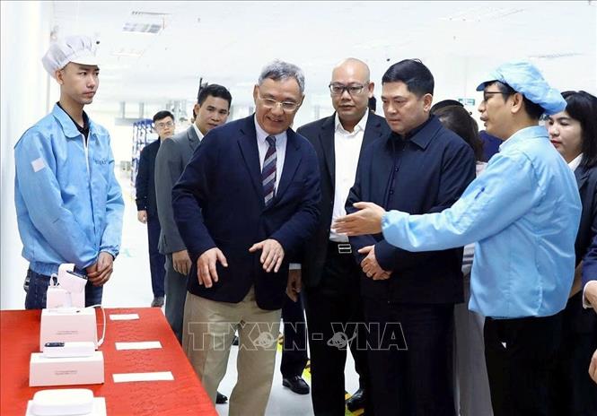 Bí thư Tỉnh ủy tỉnh Bắc Ninh Nguyễn Hồng Thái thăm, nghe giới thiệu về các sản phẩm của Công ty TNHH Khoa học kỹ thuật Fuhai, KCN Hòa Phú, xã Xuân Cẩm. Ảnh: Danh Lam-TTXVN