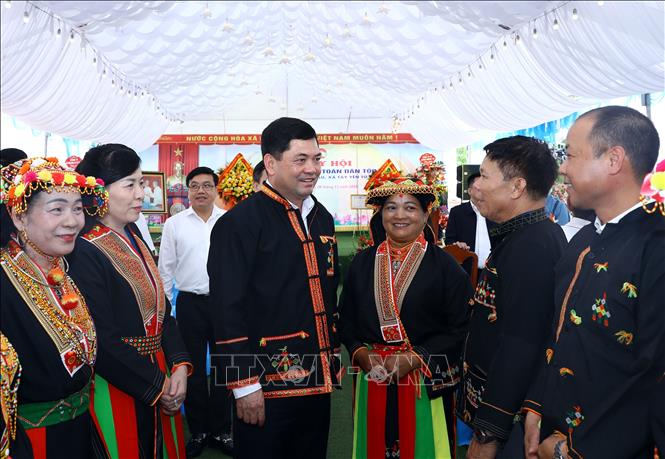 Bí thư Tỉnh ủy tỉnh Bắc Ninh Nguyễn Hồng Thái dự ngày hội Đại đoàn kết thôn Mậu, xã Tây Yên Tử. Ảnh: Danh Lam-TTXVN