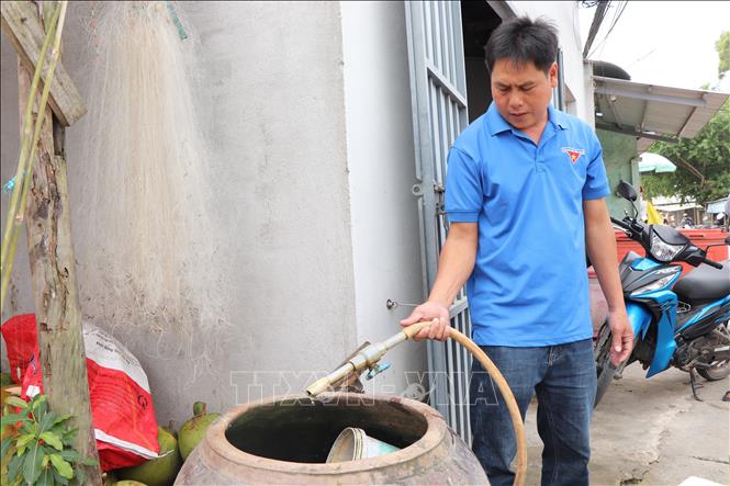 Anh Trần Hải Âu, khu vực No Tom (phường Khánh Hòa, TP Cần Thơ) cho biết, phải thức canh đêm mới có nước về. Ảnh: Thu Hiền - TTXVN