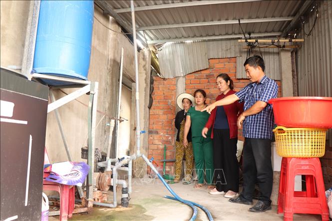 Do mạng lưới đường ống chưa vươn tới, nhiều hộ dân ở ấp Lâm Thiết (phường Khánh Hòa, TP Cần Thơ) phải tự bỏ chi phí đầu tư giếng khoan. Ảnh: Thu Hiền - TTXVN