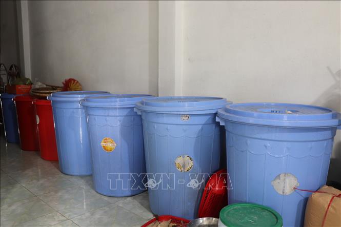 Để đối phó với tình trạng “nước lúc có lúc không”, không gian quanh nhà của các hộ dân ở các khu vực ven biển TP.Cần Thơ thành “kho” chứa nước với nhiều thùng phuy, xô, chậu. Ảnh: Thu Hiền - TTXVN