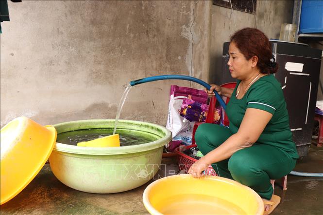 Nhà nằm trên đường huyện 41 nhưng gia đình chị Thạch Thị Sầu Riêng, ấp Lâm Thiết A (TP. Cần Thơ) đến nay vẫn chưa tiếp cận được hệ thống nước sạch, phải sử dụng nước giếng khoan để sinh hoạt. Ảnh: Thu Hiền - TTXVN