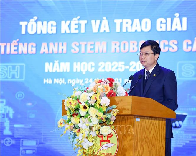 Giám đốc Sở Giáo dục và Đào tạo Hà Nội Nguyễn Văn Hiền phát biểu trong lễ tổng kết. Ảnh: Thanh Tùng - TTXVN