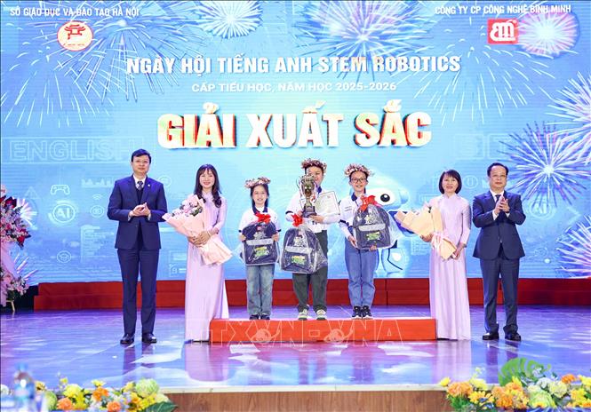 Phó Chủ tịch thường trực HĐND thành phố Hà Nội Trần Thế Cương cùng Giám đốc Sở GD&ĐT Hà Nội Nguyễn Văn Hiền trao giải Xuất sắc cho đội thi đến từ trường Tiểu học Nguyễn Trãi, phường Hà Đông. Ảnh: Thanh Tùng - TTXVN