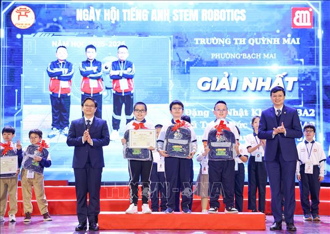 Vụ trưởng Vụ Giáo dục Phổ thông (Bộ Giáo dục và Đào tạo) Thái Văn Tài cùng Giám đốc Sở GD&ĐT Hà Nội Nguyễn Văn Hiền trao giải Nhất cho các đội thi. Ảnh: Thanh Tùng - TTXVN