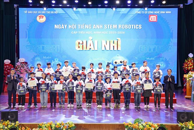 BTC trao giải Nhì cho các đội thi. Ảnh: Thanh Tùng - TTXVN