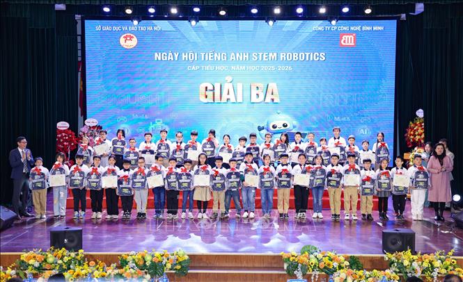 BTC trao giải Ba cho các đội thi đạt giải. Ảnh: Thanh Tùng - TTXVN 