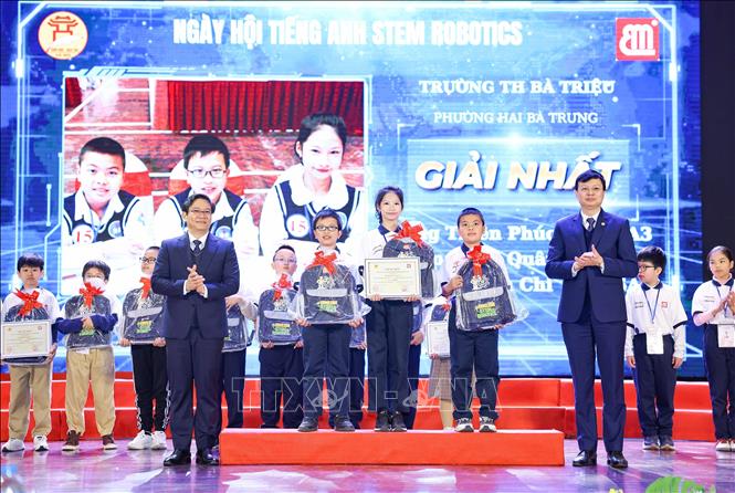 Vụ trưởng Vụ Giáo dục Phổ thông (Bộ Giáo dục và Đào tạo) Thái Văn Tài cùng Giám đốc Sở Giáo dục và Đào tạo Hà Nội Nguyễn Văn Hiền trao giải Nhất cho các đội thi. Ảnh: Thanh Tùng - TTXVN
