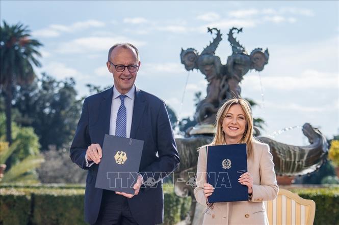 Thủ tướng Italy Giorgia Meloni (phải) và Thủ tướng Đức Friedrich Merz sau lễ ký thoả thuận hợp tác tại Hội nghị liên Chính phủ ở Rome, ngày 23/1/2026. Ảnh: Reuters/TTXVN