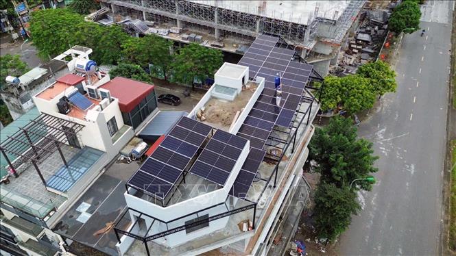 Lắp đặt hệ thống điện mặt trời mái nhà tại các hộ dân phường Ngô Quyền, thành phố Hải Phòng. Ảnh: Hoàng Ngọc – TTXVN 