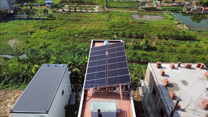 Lắp đặt hệ thống điện mặt trời mái nhà tại các hộ dân phường Kiến An, thành phố Hải Phòng. Ảnh: Hoàng Ngọc – TTXVN 