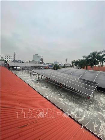 Lắp đặt hệ thống điện mặt trời mái nhà tại hộ dân phường Ngô Quyền, thành phố Hải Phòng. Ảnh: Hoàng Ngọc – TTXVN 