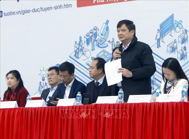 Ông Nguyễn Mạnh Hùng, Vụ Giáo dục đại học (Bộ Giáo dục và Đào tạo) tư vấn tuyển sinh – hướng nghiệp cho học sinh, phụ huynh tại chương trình. Ảnh: Nguyễn Thảo – TTXVN