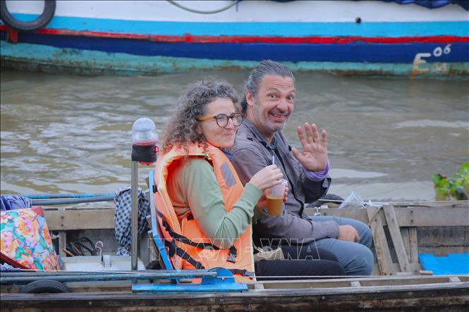 Du khách nước ngoài tham quan chợ nổi Cái Răng. Ảnh: Nguyễn Hằng - TTXVN