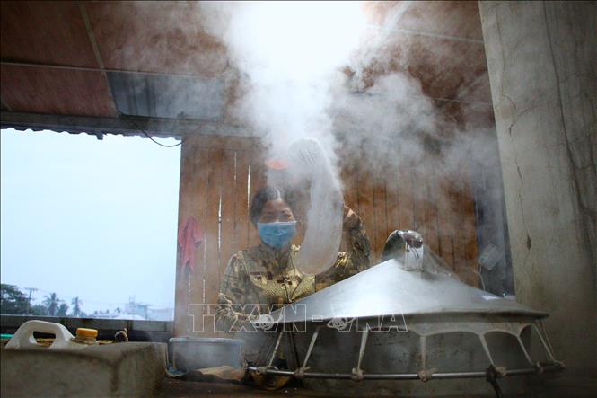 Đến với chợ nổi Cái Răng, du khách được tham quan, tìm hiểu về nghề làm bánh tráng truyền thống. Ảnh: Nguyễn Hằng - TTXVN