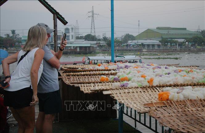 Du khách nước ngoài thích thú 