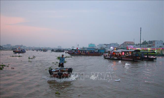 Nhộn nhịp hoạt động giao thương trên chợ nổi. Ảnh: Nguyễn Hằng - TTXVN