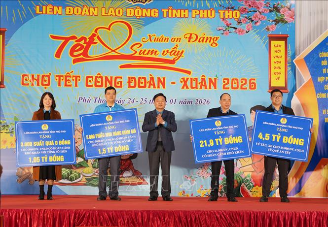 Ông Hà Đức Quảng, Chủ tịch Liên đoàn Lao động tỉnh Phú Thọ trao tặng quà và vé xe về quê ăn Tết cho các công đoàn cơ sở. Ảnh: Nguyễn Thảo - TTXVN