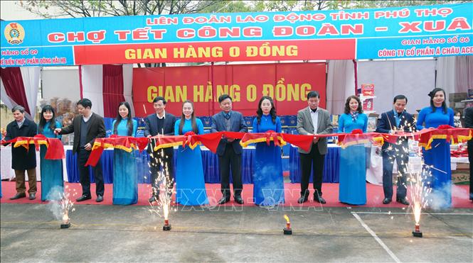 Liên đoàn Lao động tỉnh Phú Thọ khai trương Chợ Tết 0 đồng cho công nhân lao động có hoàn cảnh khó khăn trên địa bàn. Ảnh: Nguyễn Thảo - TTXVN