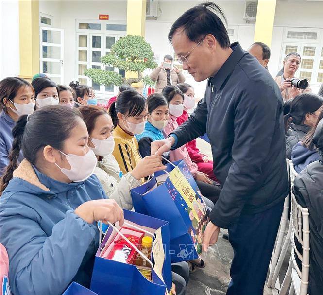 Lãnh đạo Liên đoàn Lao động tỉnh Phú Thọ tặng quà cho đoàn viên, người lao động có hoàn cảnh khó khăn. Ảnh: Nguyễn Thảo - TTXVN 