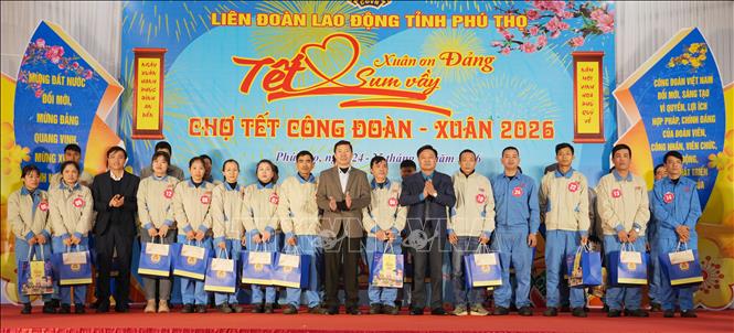 Liên đoàn Lao động tỉnh Phú Thọ trao tặng quà Tết cho công nhân lao động có hoàn cảnh khó khăn trên địa bàn tỉnh. Ảnh: Nguyễn Thảo - TTXVN