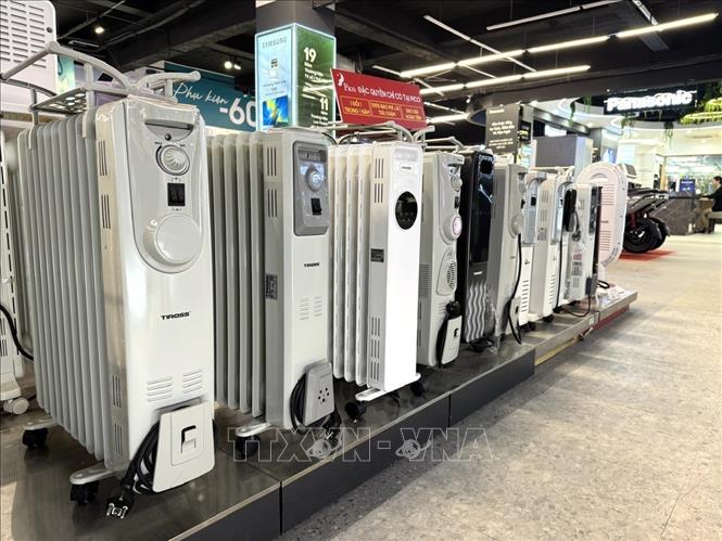 Thị trường máy sưởi tại Hà Nội năm nay khá phong phú về chủng loại: máy sưởi halogen, quạt sưởi ceramic, máy sưởi dầu và máy sưởi đối lưu. Ảnh: Quốc Lũy - TTXVN
