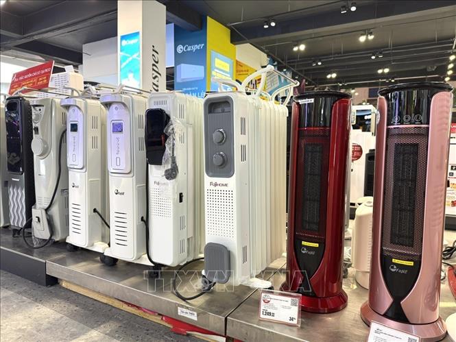 Thị trường các thiết bị sưởi ấm, đặc biệt là máy sưởi, trở nên sôi động hơn bao giờ hết khi nhu cầu giữ ấm của người dân tăng cao. Ảnh: Quốc Lũy - TTXVN