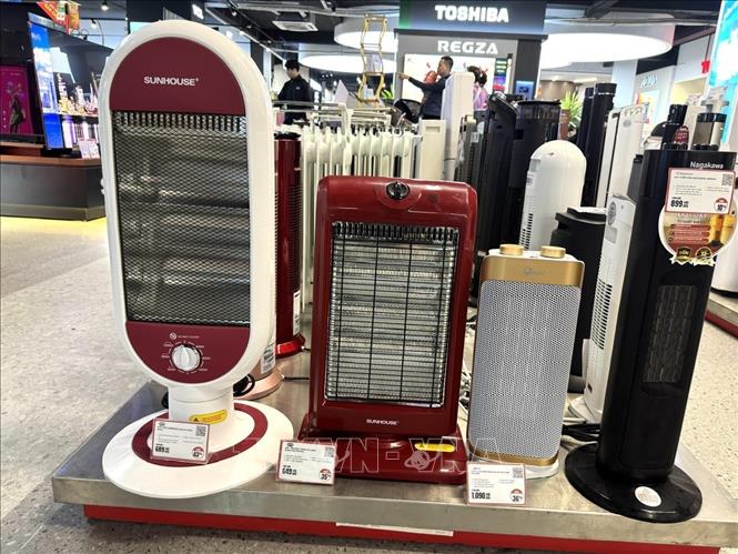  Mức giá dao động từ vài trăm nghìn đến vài triệu đồng tùy công suất và thương hiệu. Ảnh: Quốc Lũy - TTXVN