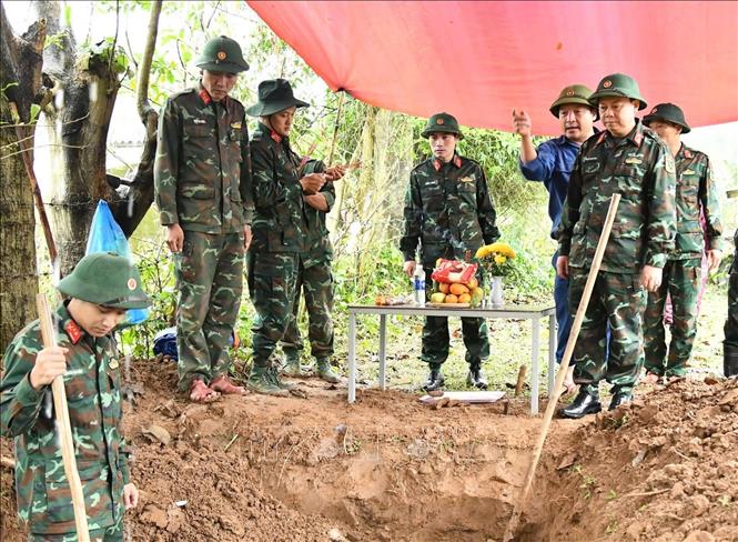 Sư đoàn 968 (Quân khu 4) chỉ đạo Đội tìm kiếm, quy tập hài cốt liệt sĩ tiếp tục mở rộng phạm vi tìm kiếm. Ảnh: TTXVN phát