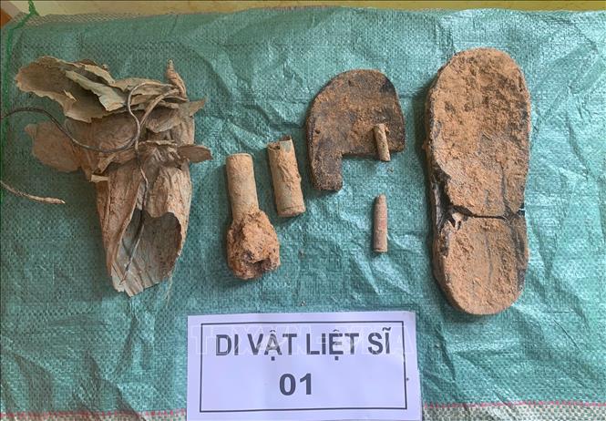 Nhiều di vật được tìm thấy cùng với hài cốt liệt sĩ. Ảnh: TTXVN phát