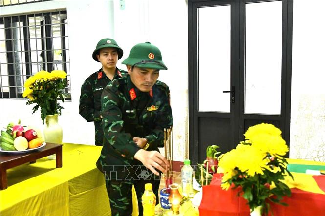 Đội tìm kiếm, quy tập hài cốt liệt sĩ Sư đoàn 968 (Quân khu 4) đã đưa hài cốt về Hội trường thôn Đá Nổi, xã Ba Lòng để bảo quản, hương khói theo nghi thức. Ảnh: TTXVN phát