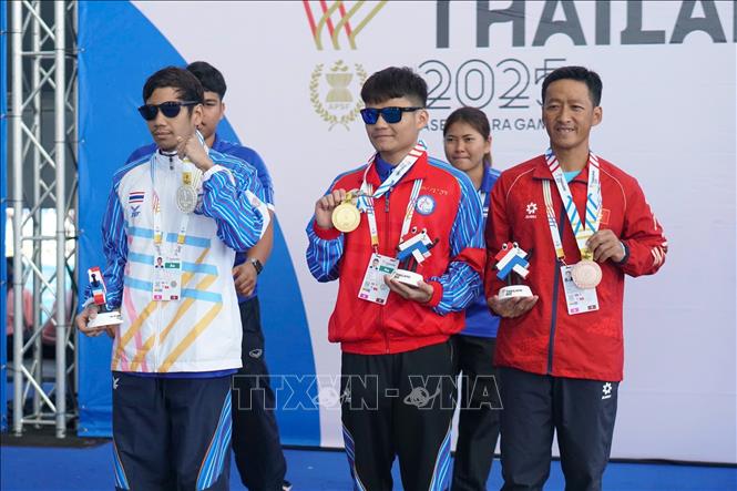 VĐV Nguyễn Văn Tùng giành HCĐ 400m bơi tự do nam, hạng thương tật S11. Ảnh: TTXVN phát   