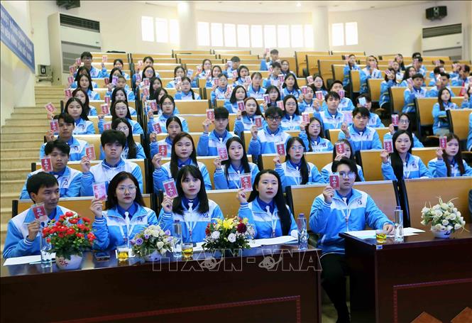 Đại biểu biểu quyết thông qua danh sách bầu BCH Đoàn TNCS Hồ Chí Minh Trường Đại học Tây Bắc lần thứ 40, nhiệm kỳ 2025-2030. Ảnh: Quang Quyết - TTXVN