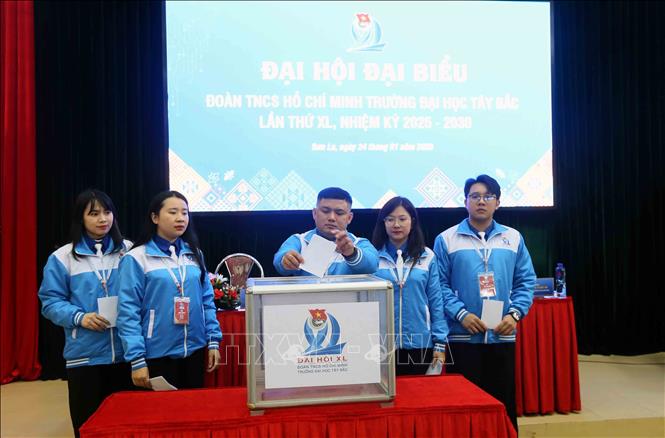 Đại biểu bỏ phiếu bầu BCH Đoàn TNCS Hồ Chí Minh Trường Đại học Tây Bắc lần thứ 40, nhiệm kỳ 2025-2030. Ảnh: Quang Quyết - TTXVN