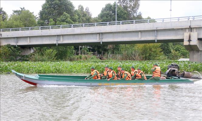 Tổ công tác của Đồn Biên phòng Vĩnh Nguơn (Ban Chỉ huy Bộ đội Biên phòng tỉnh An Giang) tuần tra kiểm soát, phòng, chống buôn lậu trên tuyến biên giới. Ảnh: Công Mạo-TTXVN