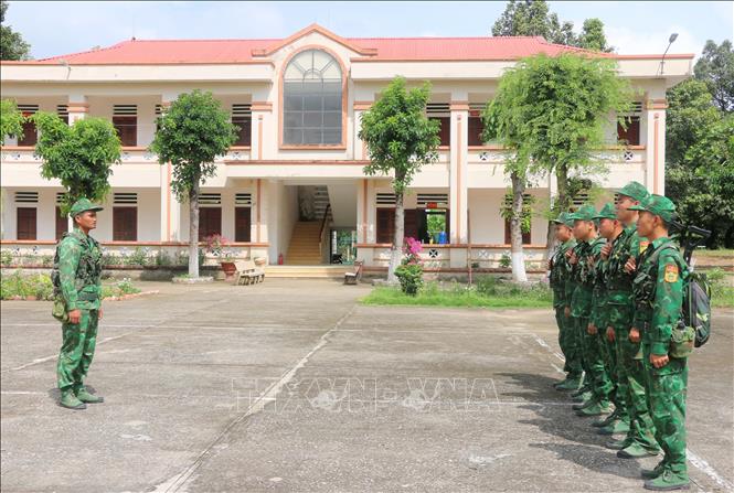 Tổ công tác của Đồn Biên phòng Vĩnh Nguơn (Ban Chỉ huy Bộ đội Biên phòng tỉnh An Giang) triển khai nhiệm vụ tuần tra kiểm soát, phòng, chống buôn lậu trên tuyến biên giới. Ảnh: Công Mạo-TTXVN