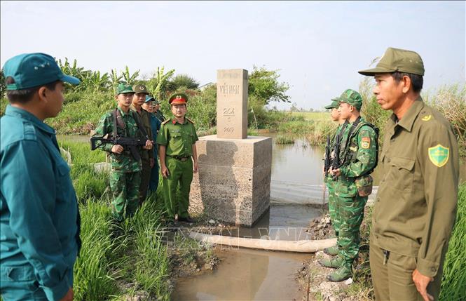 Các lực lượng vũ trang An Giang phối hợp tuần tra đảm bảo đường biên, cột mốc biên giới trên địa bàn phường Châu Đốc, tỉnh An Giang. Ảnh: Công Mạo-TTXVN