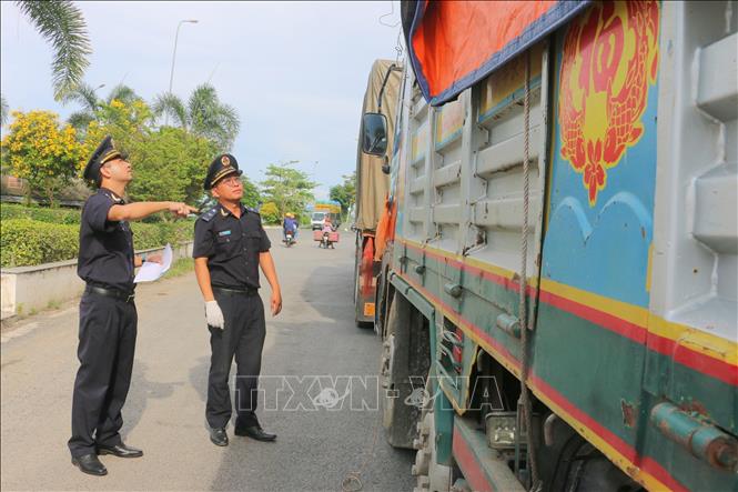 Cán bộ Hải quan cửa khẩu quốc tế Tịnh Biên (Chi cục Hai quan khu vực XX) kiểm tra hàng hoá nhập khẩu tại Trạm kiểm soát liên hợp Cửa khẩu quốc tế Tịnh Biên (An Giang). Ảnh: Công Mạo-TTXVN