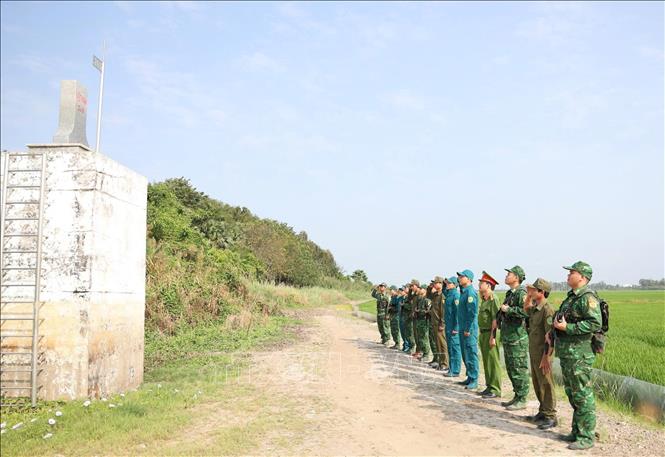 Các lực lượng vũ trang An Giang phối hợp tuần tra đảm bảo đường biên, cột mốc biên giới trên địa bàn phường Châu Đốc, tỉnh An Giang. Ảnh: Công Mạo-TTXVN