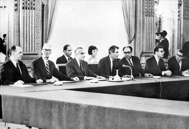 Ngày 13/5/1968, Hội nghị về hòa bình tại Việt Nam giữa hai bên: Việt Nam Dân chủ Cộng hòa và Hoa Kỳ khai mạc tại Paris. Do lập trường cương quyết của Việt Nam Dân chủ Cộng hòa, Hoa Kỳ buộc phải đối thoại chính thức với Mặt trận Dân tộc Giải phóng miền Nam Việt Nam và từ tháng 6/1969 là Chính phủ Cách mạng lâm thời Cộng hòa miền Nam Việt Nam. Trong ảnh: Đoàn đàm phán Hoa Kỳ do Đại sứ William Averell Harriman làm Trưởng đoàn, tại hội nghị. Ảnh: Tư liệu TTXVN