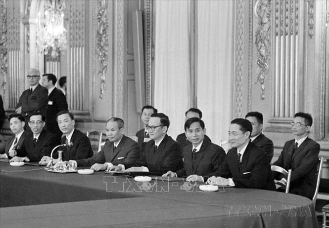 Ngày 13/5/1968, Hội nghị về hòa bình tại Việt Nam giữa hai bên: Việt Nam Dân chủ Cộng hòa và Hoa Kỳ khai mạc tại Paris. Cuộc chiến Việt Nam từ lúc đó tiến hành song song hai phương diện: Trên mặt trận ngoại giao và trên mặt trận quân sự. Trong ảnh: Đoàn đại biểu Chính phủ Việt Nam Dân chủ Cộng hòa do Bộ trưởng Xuân Thủy dẫn đầu, tham dự hội nghị. Ảnh: Văn Lượng - TTXVN